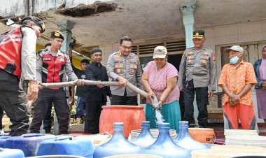 Menggunakan-Water-Cannon-Polisi-Kembali-Distribusikan-Air-Bersih-Untuk-Warga-di-Lumajang